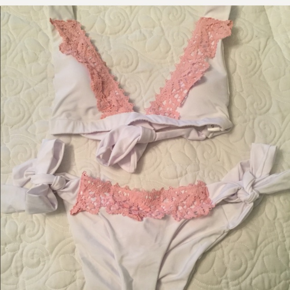 Bikini 👙 with a wrap around style tie top